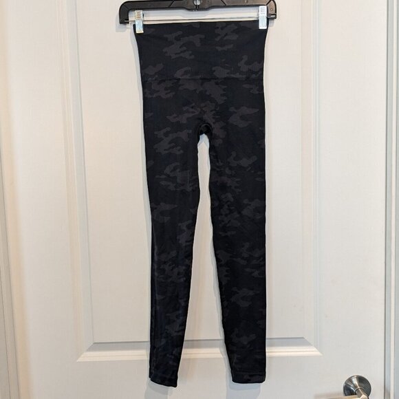 Spanx "Look At Me Now" Double Layer Leggings Size Small Camo High Waistband - Picture 2 of 11